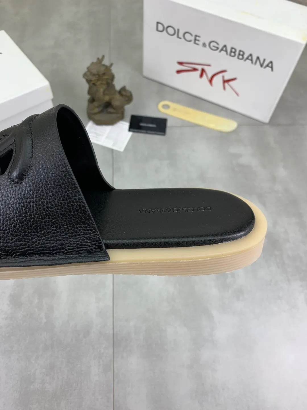 Men's shoes 💰P340 [New model] 💰High quality slippers💎💎💎 DG official website synchronizes the latest slippers 🩴 The highest version on the market, accept material comparison, shoe type comparison, process comparison, practical and textured, versatile and suitable for any occasion, the more you look at it, the more flavorful it becomes. Purely handmade craftsmanship - Upper material, calfskin imported from Italy 🇮🇹 - High-quality water-dyed sheepskin lining - Original high-quality private model customized combination outsole (super comfortable) -Size: 38-45 Color: 6️⃣ colors available